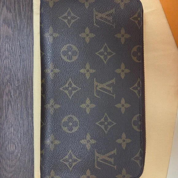 Louis Vuitton Zippy Organizer! Hard to find! 😊 - Picture 12 of 15